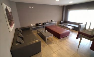 OFICINA AMOBLADA - TRES PRIVADOS - KITCHENETTE - DOS BAÑOS - Bº CENTRO