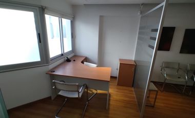 OFICINA AMOBLADA - TRES PRIVADOS - KITCHENETTE - DOS BAÑOS - Bº CENTRO