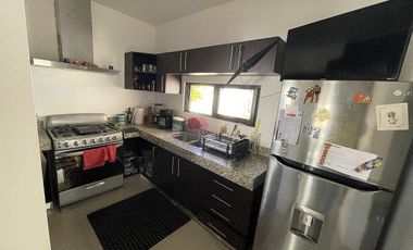 CASA EN VENTA CON PANELES SOLARES EN PRIVADA CLOVERLEAF, CHOLUL.