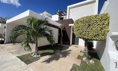 CASA EN VENTA CON PANELES SOLARES EN PRIVADA CLOVERLEAF, CHOLUL.