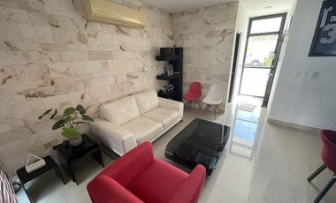 CASA EN VENTA CON PANELES SOLARES EN PRIVADA CLOVERLEAF, CHOLUL.