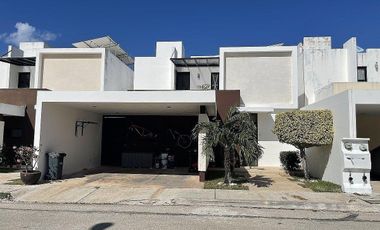 CASA EN VENTA CON PANELES SOLARES EN PRIVADA CLOVERLEAF, CHOLUL.