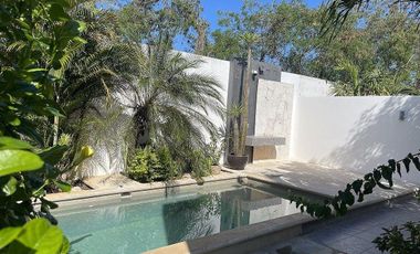 CASA EN VENTA CON PANELES SOLARES EN PRIVADA CLOVERLEAF, CHOLUL.
