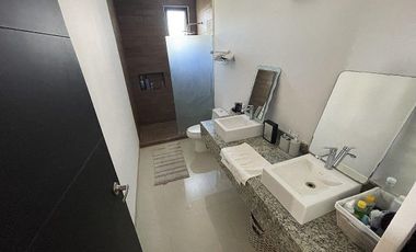 CASA EN VENTA CON PANELES SOLARES EN PRIVADA CLOVERLEAF, CHOLUL.