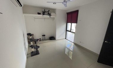 CASA EN VENTA CON PANELES SOLARES EN PRIVADA CLOVERLEAF, CHOLUL.
