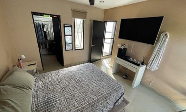 CASA EN VENTA CON PANELES SOLARES EN PRIVADA CLOVERLEAF, CHOLUL.