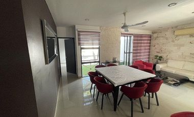 CASA EN VENTA CON PANELES SOLARES EN PRIVADA CLOVERLEAF, CHOLUL.