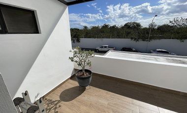 CASA EN VENTA CON PANELES SOLARES EN PRIVADA CLOVERLEAF, CHOLUL.