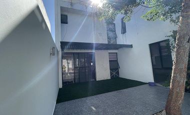 CASA EN VENTA CON PANELES SOLARES EN PRIVADA CLOVERLEAF, CHOLUL.