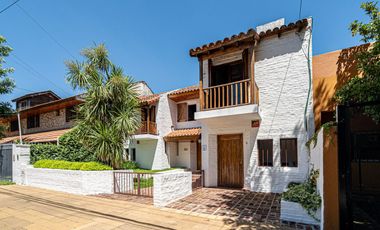 Casa venta 5 amb c/jardín, pileta, quincho. 387 m²