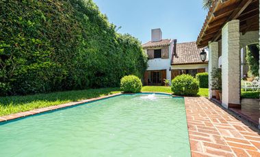 Casa venta 5 amb c/jardín, pileta, quincho. 387 m²