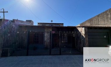 Casa en venta  de 2 Dormitorios c/ cochera en Berisso APTA BANCO