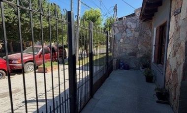 Casa en venta  de 2 Dormitorios c/ cochera en Berisso APTA BANCO