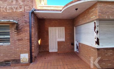 Casa en  calle 54 entre 8 y 9