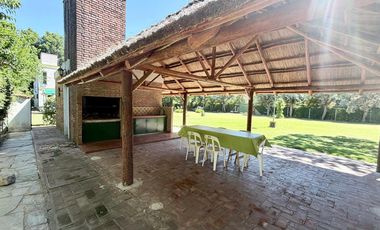 CASA EN VENTA TORTUGUITAS-LOTE 2100 M2- 4 AMBIENTES- 2 BAÑOS - PILETA-QUINCHO-PARRILLA.