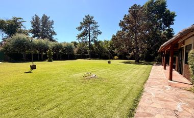 CASA EN VENTA TORTUGUITAS-LOTE 2100 M2- 4 AMBIENTES- 2 BAÑOS - PILETA-QUINCHO-PARRILLA.
