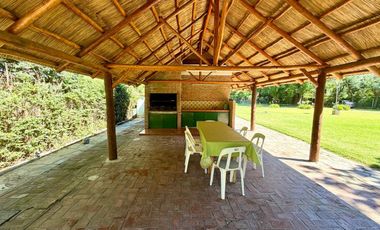 CASA EN VENTA TORTUGUITAS-LOTE 2100 M2- 4 AMBIENTES- 2 BAÑOS - PILETA-QUINCHO-PARRILLA.