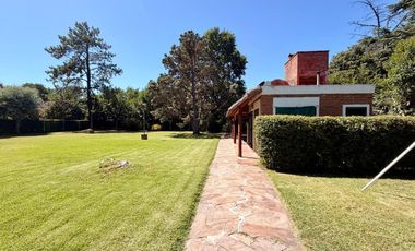 CASA EN VENTA TORTUGUITAS-LOTE 2100 M2- 4 AMBIENTES- 2 BAÑOS - PILETA-QUINCHO-PARRILLA.