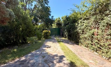 CASA EN VENTA TORTUGUITAS-LOTE 2100 M2- 4 AMBIENTES- 2 BAÑOS - PILETA-QUINCHO-PARRILLA.