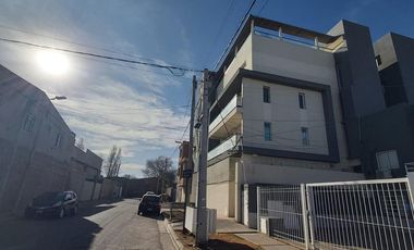 Departamento en dos plantas - 1 dormitorio CON COCHERA - Neuquén capital