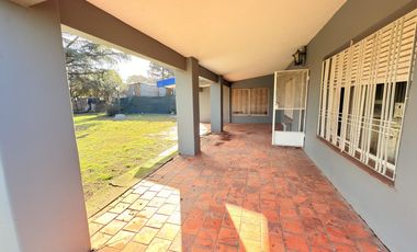 Venta/Permuta Casa Dos Dormitorios Piscina Jardin Parquizado. Playa Hermosa. Arroyo Seco