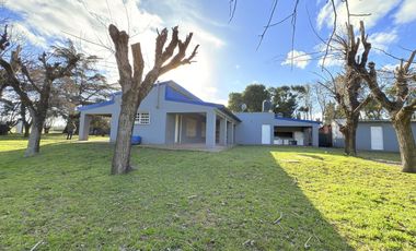 Venta/Permuta Casa Dos Dormitorios Piscina Jardin Parquizado. Playa Hermosa. Arroyo Seco