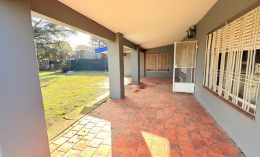 Venta/Permuta Casa Dos Dormitorios Piscina Jardin Parquizado. Playa Hermosa. Arroyo Seco