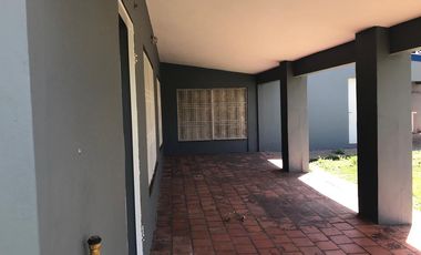 Venta/Permuta Casa Dos Dormitorios Piscina Jardin Parquizado. Playa Hermosa. Arroyo Seco