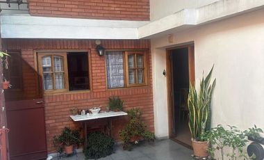 Casa con garage sobre Avenida en venta!!!