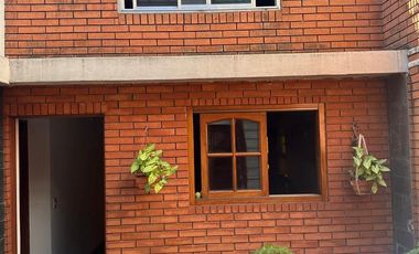 Casa con garage sobre Avenida en venta!!!