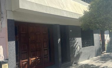 Casa con garage sobre Avenida en venta!!!