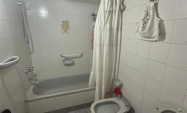 Casa con garage sobre Avenida en venta!!!