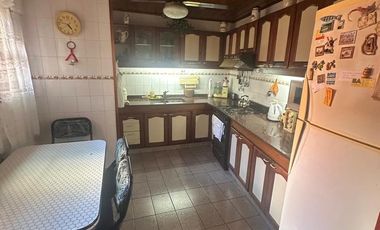 Casa con garage sobre Avenida en venta!!!