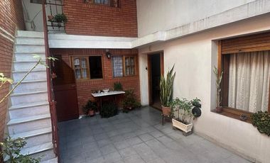 Casa con garage sobre Avenida en venta!!!