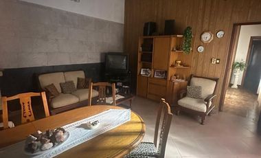 Casa con garage sobre Avenida en venta!!!