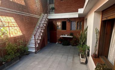 Casa con garage sobre Avenida en venta!!!