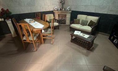 Casa con garage sobre Avenida en venta!!!