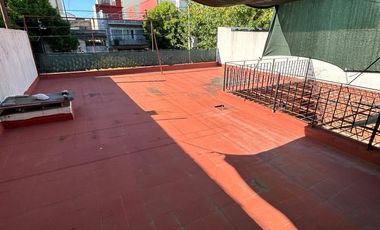 Casa con garage sobre Avenida en venta!!!