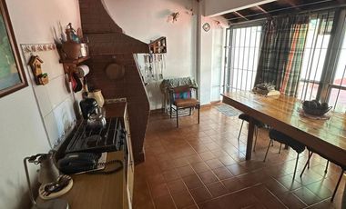 Casa con garage sobre Avenida en venta!!!