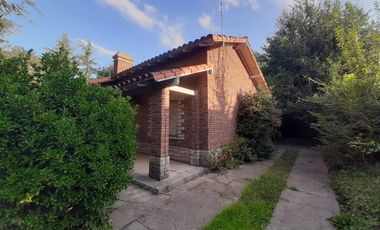 Chalet 4 ambientes con amplio parque.