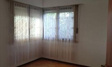 Chalet 4 ambientes con amplio parque.