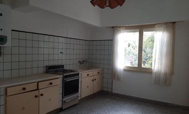 Chalet 4 ambientes con amplio parque.