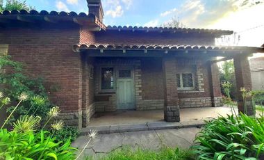 Chalet 4 ambientes con amplio parque.