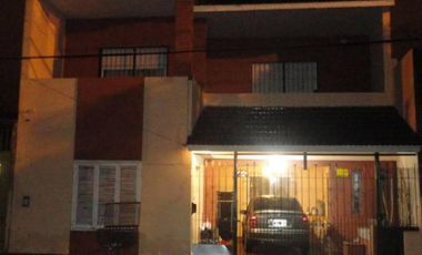 Chalet amplio 4 ambientes en Remedios de Escalada, acepta permuta.