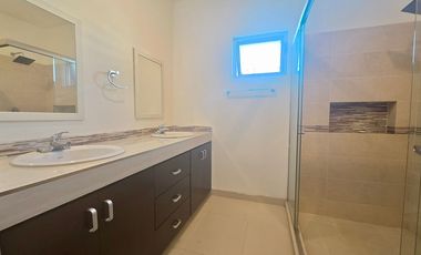 Departamento cerca de city center sin muebles de tres recámaras y dos baños