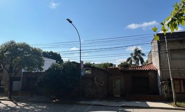 Terreno con proyecto de edificio para oficinas, doble frente, venta