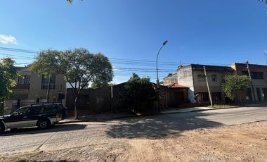 Terreno con proyecto de edificio para oficinas, doble frente, venta
