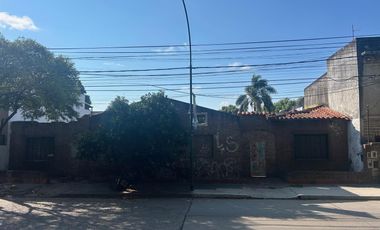 Terreno con proyecto de edificio para oficinas, doble frente, venta