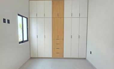 CASA EN VENTA 1 PLANTA, 2 RECÁMARAS, 2 BAÑOS, COCHERA PARA 2 AUTOS.