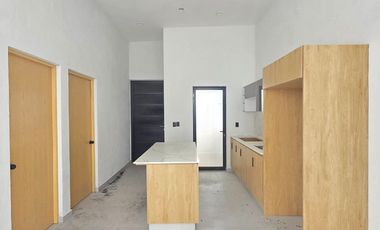 CASA EN VENTA 1 PLANTA, 2 RECÁMARAS, 2 BAÑOS, COCHERA PARA 2 AUTOS.